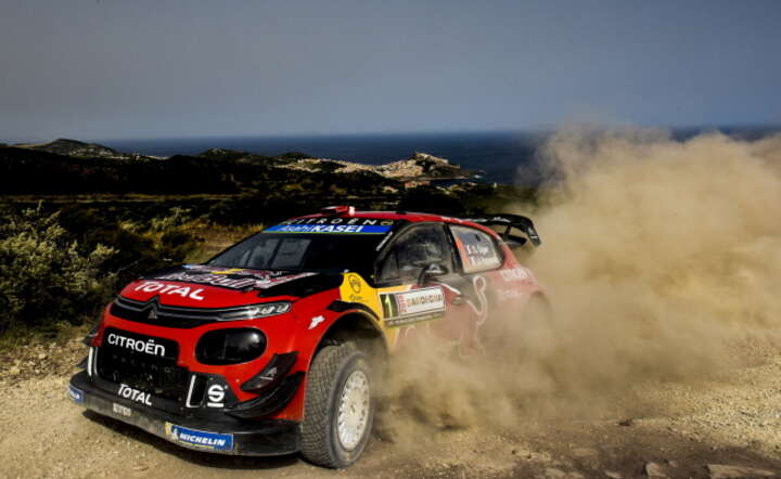 Silniki elektryczne dodadzą rajdówkom mocy na odcinkach specjalnych. Na zdjęciu: mistrz świata Sebastian Ogier jedzie Citroenem C3 C3 WRC RC1 na trasie Rajdu Sardynii, 14 czerwca 2019 / autor: PAP/EPA/Reporter Images