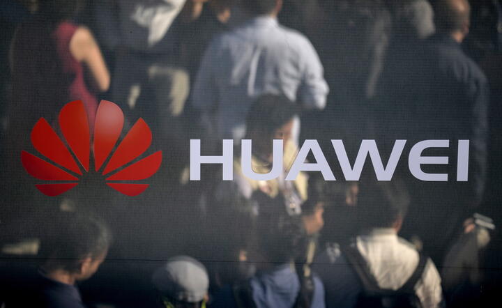 Huawei / autor: PAP/EPA/PHILIPP GUELLAND