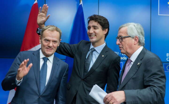 Podpisy pod dokumentem CETA złożyli szef Rady Europejskiej Donald Tusk, premier Kanady Justin Trudeau i przewodniczący Komisji Europejskiej Jean-Claude Juncker, fot. PAP/EPA/STEPHANIE LECOCQ