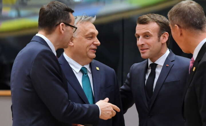 Prezydent Francji Emmanuel Macron (2P) i premierzy: RP Mateusz Morawiecki (L) oraz Węgier Viktor Orban (2L) podczas nadzwyczajnego szczytu UE, 21 bm. w Brukseli / autor: PAP/Radek Pietruszka