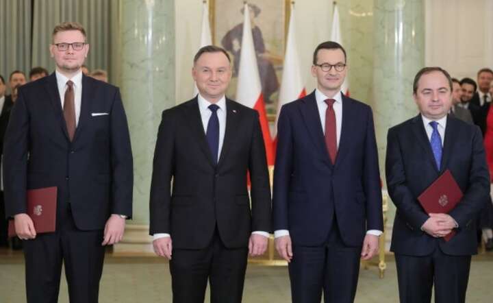 Dotychczasowi ministrowie - członkowie Rady Ministrów Michał Woś (L) i Konrad Szymański (P), premier Mateusz Morawiecki (2P) oraz prezydent Andrzej Duda (2L) podczas uroczystości w Pałacu Prezydenckim w Warszawie, 5 bm / autor: PAP/Paweł Supernak