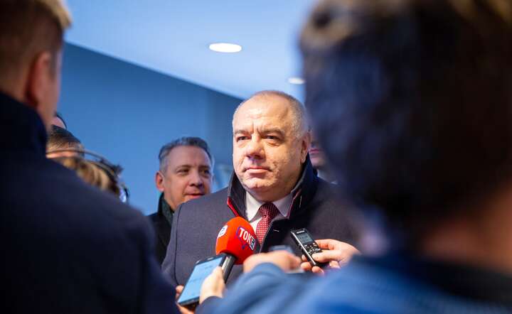 Jacek Sasin przyjechał specjalnie na negocjacje / autor: PAP/Hanna Bardo