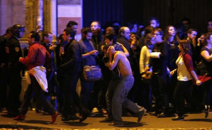 Ewakuacja zakładników z sali Bataclan po szturmie francuskich antyterrorystów, fot. PAP / EPA/ YOAN VALAT