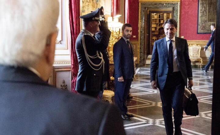 Desygnowany na premiera Giuseppe Conte zmierza na spotkanie z prezydentem Sergio Mattarello (L) / autor: fot. PAP/EPA
