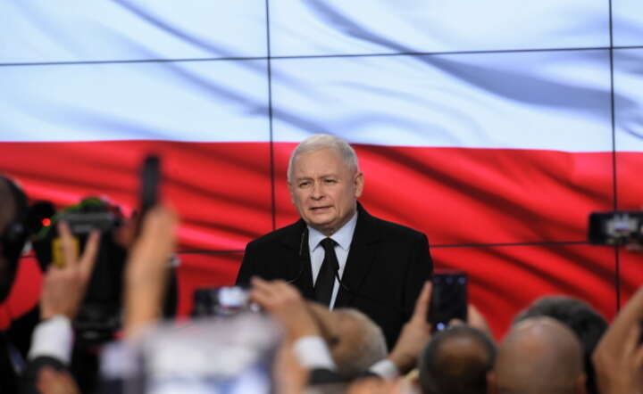 Prezes PiS Jarosław Kaczyński w sztabie wyborczym Prawa i Sprawiedliwości, 13 bm. w Warszawie. Zakończyły się wybory parlamentarne / autor: PAP/Radek Pietruszka