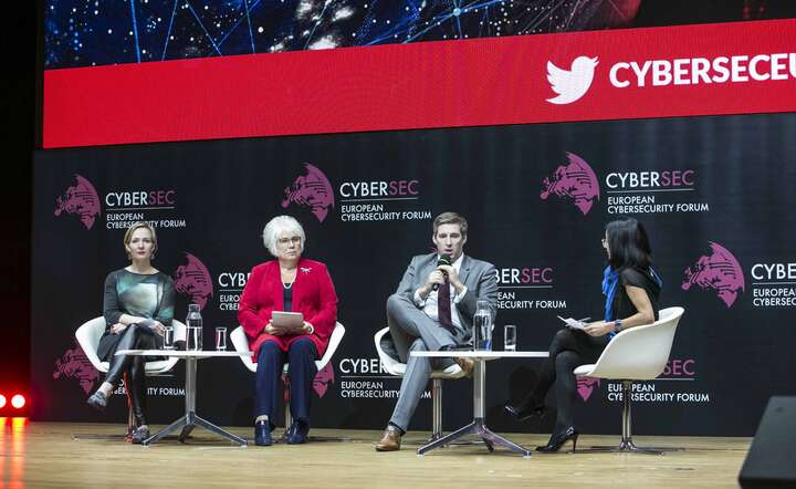 Alan Riley – Atlanic Council Melissa Hathaway – b. doradczyni ds. cyberbezpieczeństwa Białego Domu Michael Chertoff – b. szef U.S. Department of Homeland Security