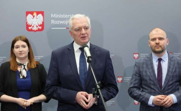 Wiceprezes Rady Ministrów, minister nauki i szkolnictwa wyższego Jarosław Gowin (C), wiceminister rozwoju Krzysztof Mazur (P) oraz wiceminister funduszy i polityki regionalnej Anna Gembicka (L) podczas konferencji prasowej, 21 bm. w Warszawie / autor: PAP/Paweł Supernak