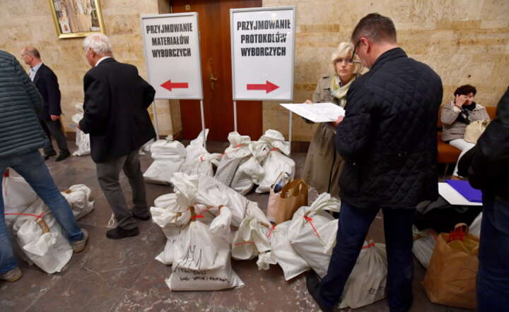 Przyjmowanie protokołów wyborczych w miejskiej komisji wyborczej w Szczecinie / autor: fot. PAP / Marcin Bielecki
