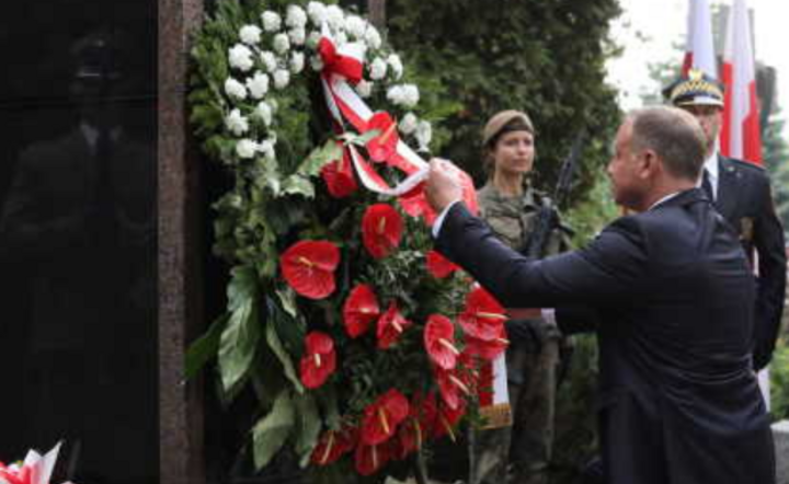 Uroczystosci pod pomnikiem Gloria Victis na Cmentarzu Wojskowym na Powązkach / autor: PAP