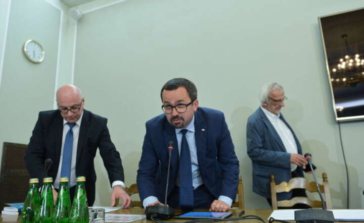 Członkowie komisji śledczej ds. VAT, posłowie PiS - Marcin Horała (C) i Ryszard Terlecki (P) podczas inauguracyjnego posiedzenia komisji, / autor: fot. PAP/Marcin Obara