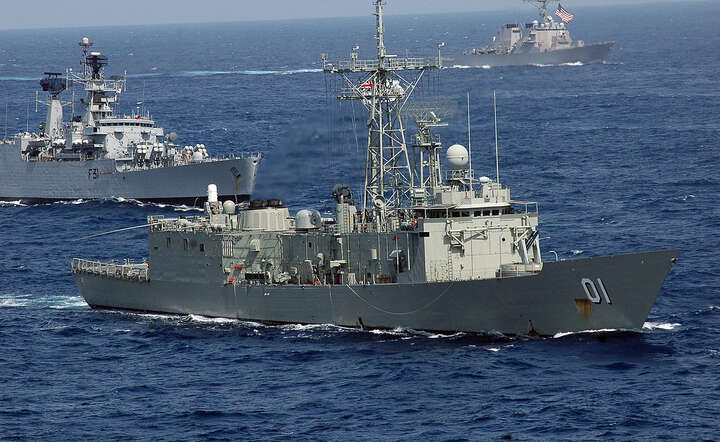 Fregaty typu Adelaide pod banderą marynarki australijskiej / autor: By U.S. Navy photo by Mass Communication Specialist 3rd Class Jason A. Johnston - Ta grafika została opublikowana przez marynarkę wojenną Stanów Zjednoczonych pod numerem 070905-N-1730J-132.Ten szablon nie wskazuje stanu prawnego pliku. Standardowy szablon licencji jest nadal wymagany. Aby dowiedzieć się więcej, zajrzyj na stronę Commons:Licencja.বাংলা | Deutsch | English | español | euskara | فارسی | français | italiano | 日本語 | 한국어 | македонски | മലയാളം | Plattdüütsch | Nederlands | polski | پښتو | português | Türkçe | українська | 中文 | 中文(简体) | +/−, Domena publiczna, https://commons.wikimedia.org/w/index.php?curid=2732838