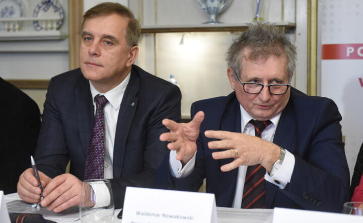 Krzysztof Waligórski, prezes sieci Intermarche i prezes PIH Waldemar Nowakowski podczas konferencji prasowej po Nadzwyczajnym Posiedzeniu Zarządu i Rady Polskiej Izby Handlu w sprawie podatku od supermarketów, fot. PAP/ Radek Pietruszka