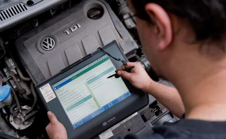 Testowanie komputerem diagnostycznym silnika Diesla produkcji Volkswagena, fot. PAP/ EPA / JULIAN STRATENSCHULTE