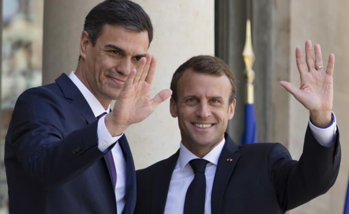 Prezydent Francji Emmanuel Macron (P) i premier Hiszpanii Pedro Sanchez / autor: fot. PAP/EPA/IAN LANGSDON