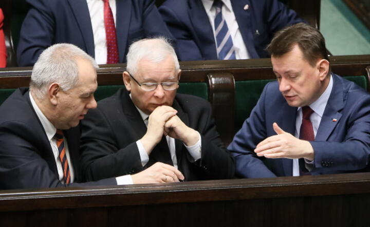 Prezes PiS Jarosław Kaczyński (C), minister spraw wewnetrznych i administracji Mariusz Błaszczak i poseł PiS Jacek Sasin podczas posiedzenia Sejmu, 26 stycznia, fot. PAP/Paweł Supernak