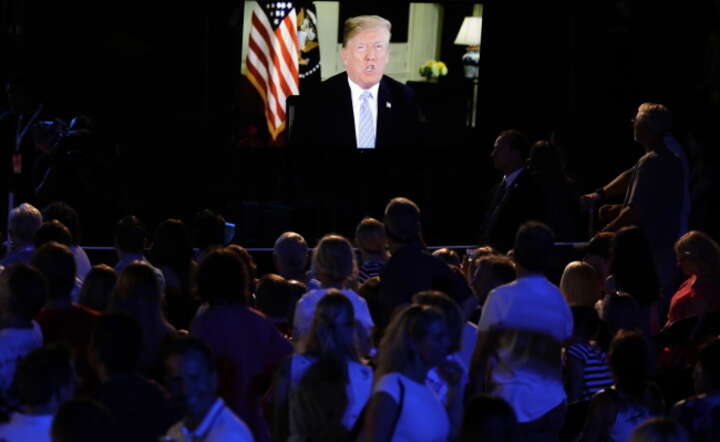 Donald Trump przemawia 4 lipca na obcodach Święta Niepodległości USA / autor: fot. PAP/EPA/YURI GRIPAS