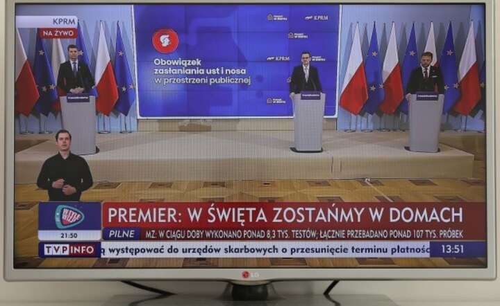 Transmisja konferencji prasowej premiera RP Mateusza Morawieckiego (C), ministra edukacji narodowej Dariusza Piontkowskiego (L) oraz ministra zdrowia Łukasza Szumowskiego (P) w KPR / autor: PAP/Supernak