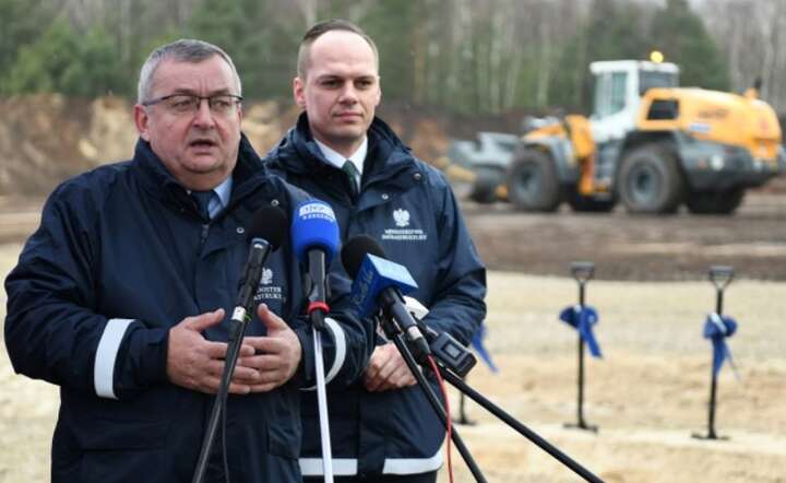 Minister infrastruktury Andrzej Adamczyk (L) oraz wiceszef tego resortu Rafał Weber (P) we wsi Nowosielec (woj. podkarpackie), 21 bm. podczas inauguracji budowy drogi ekspresowej S19 na odcinku od węzła Nisko do węzła Podgórze. / autor: PAP/Darek Delmanowicz