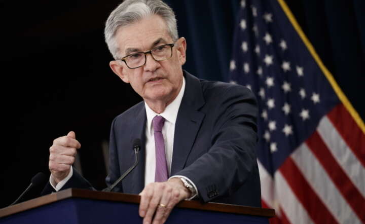 Prezes Federal Reserve Jerome Powell na konferencji po posiedzeniu Fed / autor: PAP/EPA/SHAWN THEW