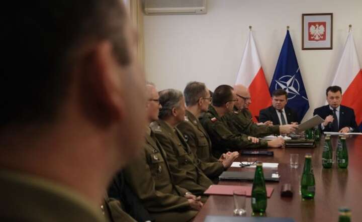 Minister obrony narodowej Mariusz Błaszczak (P), wiceminister obrony narodowej Wojciech Skurkiewicz (2P) podczas odprawy z dyrektorami szpitali wojskowych oraz przedstawicielami wojskowych placówek higieny i epidemiologii. / autor: PAP/Mateusz Marek