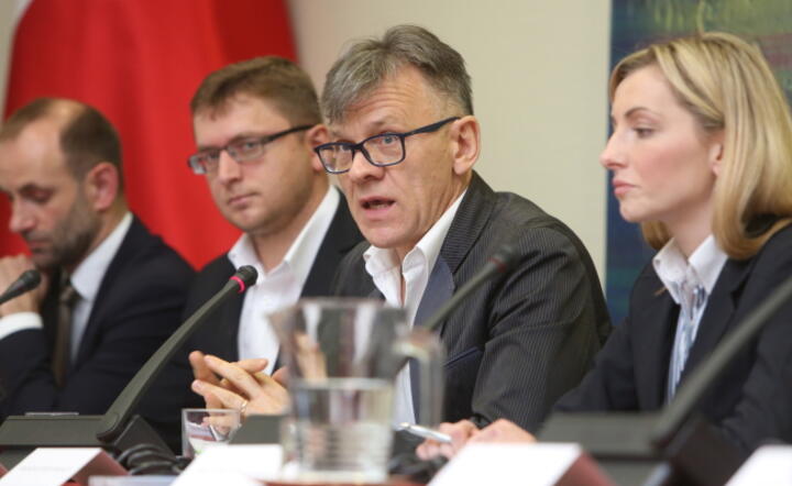 Prezes Stowarzyszenia Stop Bankowemu Bezprawiu, publicysta, reżyser, scenarzysta Maciej Pawlicki (2P) i mecenas Barbara Garlacz (P), podczas debaty pt. "Bezpieczne rozwiązanie problemu kredytów walutowych", fot. PAP/Leszek Szymański (3)
