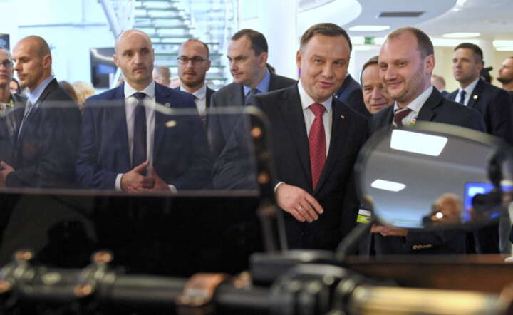 Prezydent Andrzej Duda (C) zwiedza stoiska polskich producentów podczas „Kongresu 590”, w Centrum Wystawienniczo–Kongresowym w Jasionce / autor: fot. PAP / Darek Delmanowicz