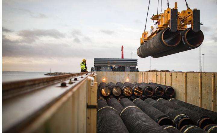 Do układania rur gazociągu NS2 na dnie Bałtyku konsorcjum skierowało drugi statek / autor: fot. Twitter (@NordStream2)