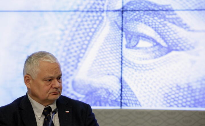 Prezes NBP prof. Adam Glapiński na konferencji po posiedzeniu RPP, fot. PAP/Tomasz Gzell