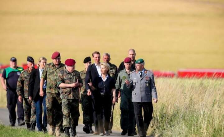 Ursula von der Leyen w otoczeniu niemieckich wojskowych / autor: PAP/EPA/FRIEDEMANN VOGEL