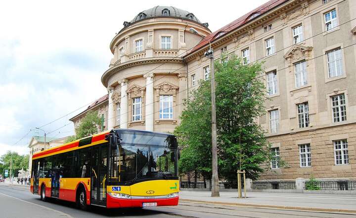 Solaris Urbino 12 o długości 12 m, ma 43 miejsca siedzące, może mieć napęd hybrydowy, fot. Solarisbus