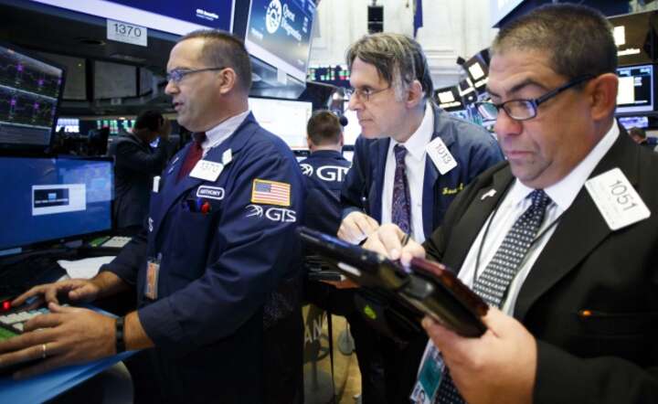 Makler na parkiecie NYSE, fot. PAP/EPA/JUSTIN LANE