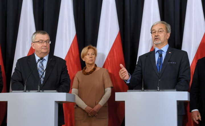 Minister infrastruktury Andrzej Adamczyk (L), minister inwestycji i rozwoju Jerzy Kwieciński (P) wiceminister inwestycji i rozwoju Małgorzata Zielińska / autor: PAP/Piotr Nowak