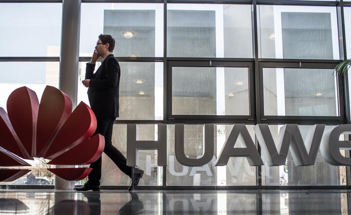 Huawei / autor: PAP/EPA/OLE SPATA