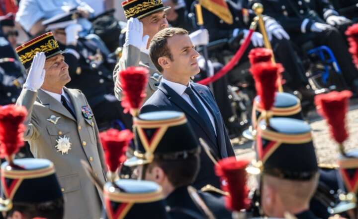 Prezydent Emmanuel Macron na niedzielnej defiladzie ku czci weteranów, fot. PAP/EPA Christophe Petit Tesson