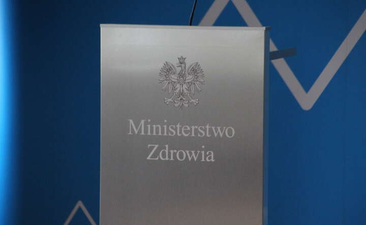 Liczba wykrytych przypadków COVID-19 wzrosła do 1 221 / autor: Fratria
