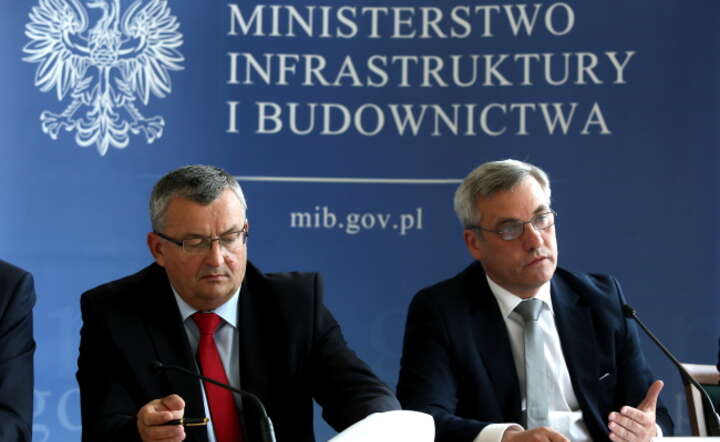 Minister infrastruktury i budownictwa Andrzej Adamczyk oraz wiceminister Jerzy Szmit na konferencji prasowej nt. stanu realizacji i przygotowań do uruchomienia kolejnych inwestycji na drogach krajowych i kolei, fot. PAP/Tomasz Gzell