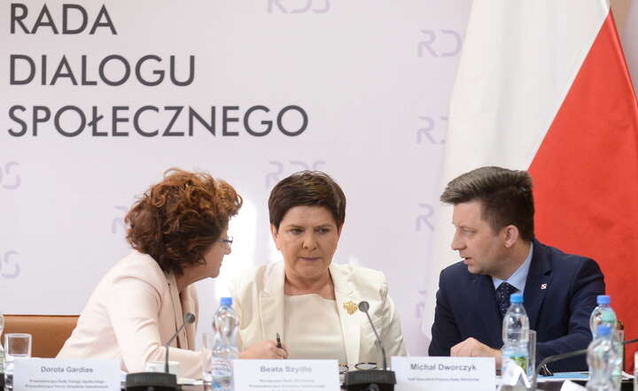 Piątkowe rozmowy rządu ze związkami zawodowymi oświaty / autor: PAP/Marcin Obara