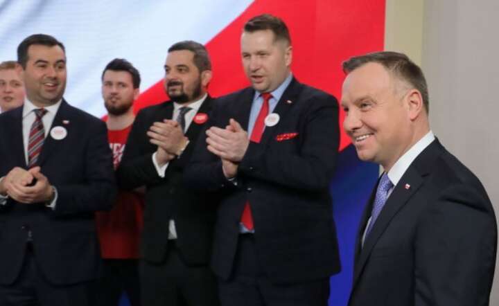 Prezydent Andrzej Duda (P) oraz posłowie PiS Krzysztof Sobolewski (3P), Przemysław Czarnek (2P) i rzecznik prezydenta Błażej Spychalski (L) podczas prezentacji składu sztabu wyborczego. / autor: PAP/Paweł Supernak