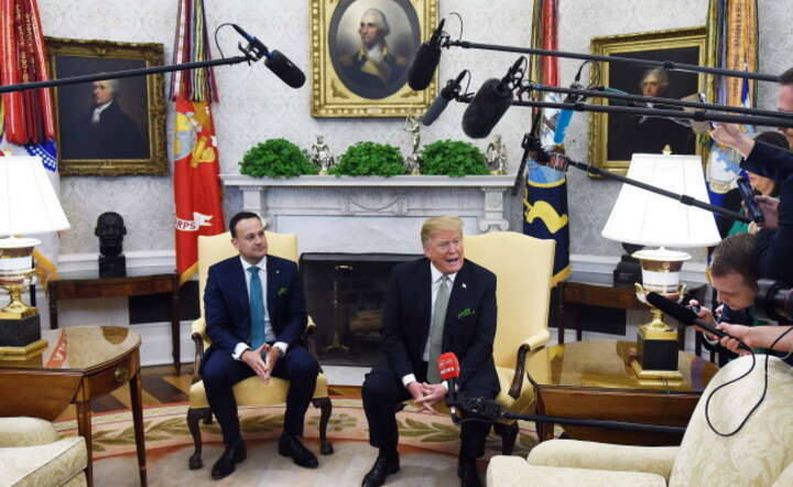 Prezydent Donald Trump (P) i premier Irlandii, Leo Varadkar w Białym Domu / autor: EPA/OLIVIER DOULIERY