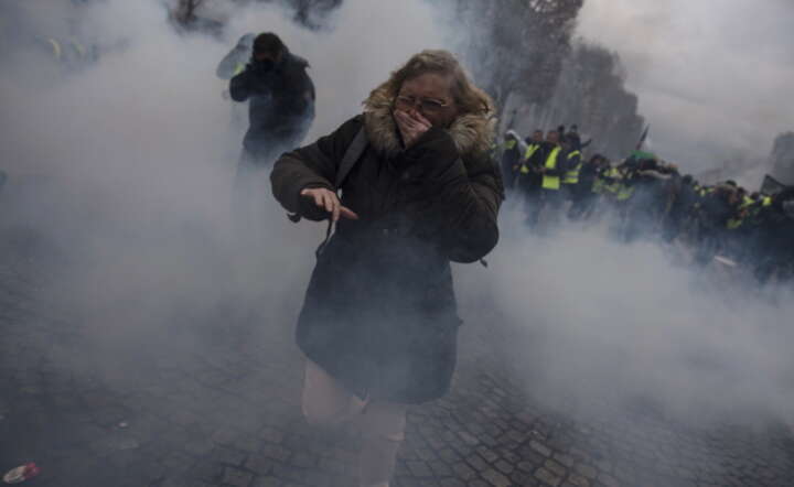 Pola Elizejskie w osobotę / autor: PAP/EPA/Julien de Rosa