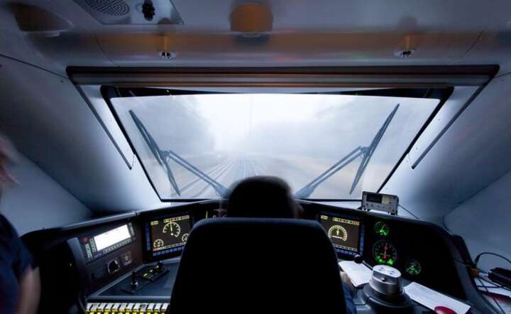 Kabina maszynisty pociągu Pendolino w tracie prób szybkościowych, gdy skład jeździł z prędkością do 291 km/h, fot. materiały prasowe PKP