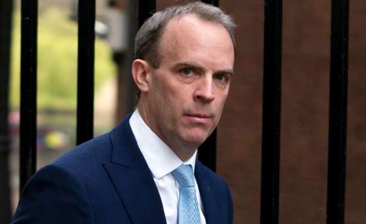 Brytyjski sekretarz spraw zagranicznych Dominic Raab przybywa na 10 Downing Street w Londynie, w Wielkiej Brytanii, 6 kwietnia 2020 r / autor: PAP / EPA.