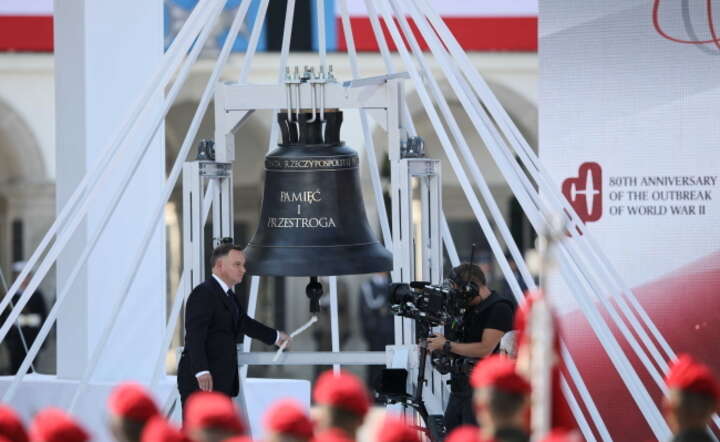 Prezydent RP Andrzej Duda uderza w dzwon 'Pamięć i przestroga' / autor: PAP/Leszek Szymański