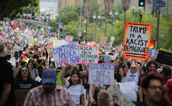 Protest przeciw wyborowi Donalda Trumpa w Los Angeles, 12 listopada 2016, fot. PAP/EPA/MIKE NELSON