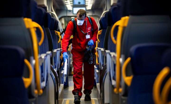 Wyspecjalizowany personel przeprowadza czyszczenie i odkażanie wagonów kolejowych na dworcu Garibaldi w Mediolanie w północnych Włoszech, 28 lutego 2020 r. / autor: PAP/EPA/MARCO OTTICO