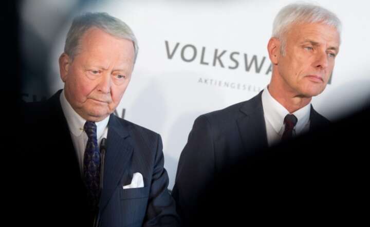 Członek rady nadzorczej koncernu VW Wolfgang Porsche i prezes zarządu VW Mathias Mueller - miny mówią same za siebie, fot. PAP/EPA/JULIAN STRATENSCHULTE