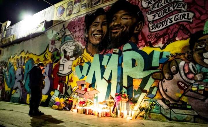 Fani przed muralem pokazującym Kobe Bryanta i jego córkę Giannę Bryant na ścianie w Los Angeles w Kalifornii. / autor: PAP/EPA/ETIENNE LAURENT