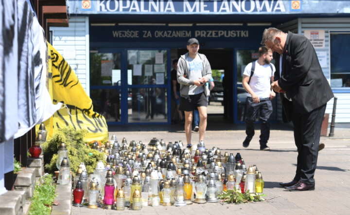 Znicze przed kopalnią Borynia-Zofiówka-Jastrzębie w Jastrzębiu-Zdroju / autor: fot. PAP/Jacek Bednarczyk