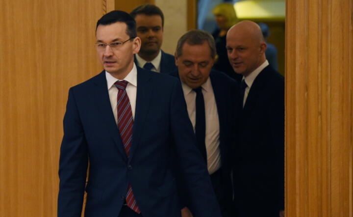 Minister finansów Paweł Szałamacha (P) i wicepremier, minister rozwoju Mateusz Morawiecki (L) oraz przewodniczący Stałego Komitetu Rady Ministrów Henryk Kowalczyk (C) podczas konsultacji na temat podatku od sprzedaży detalicznej, fot. PAP/Radek Pietruszka