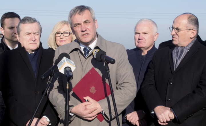 Wiceminister infrastruktury i budownictwa Jerzy Szmit podczas konferencji prasowej ws. podpisania umowy na realizację odcinka drogi ekspresowej S14 koło Łodzi, fot. PAP/Grzegorz Michałowski